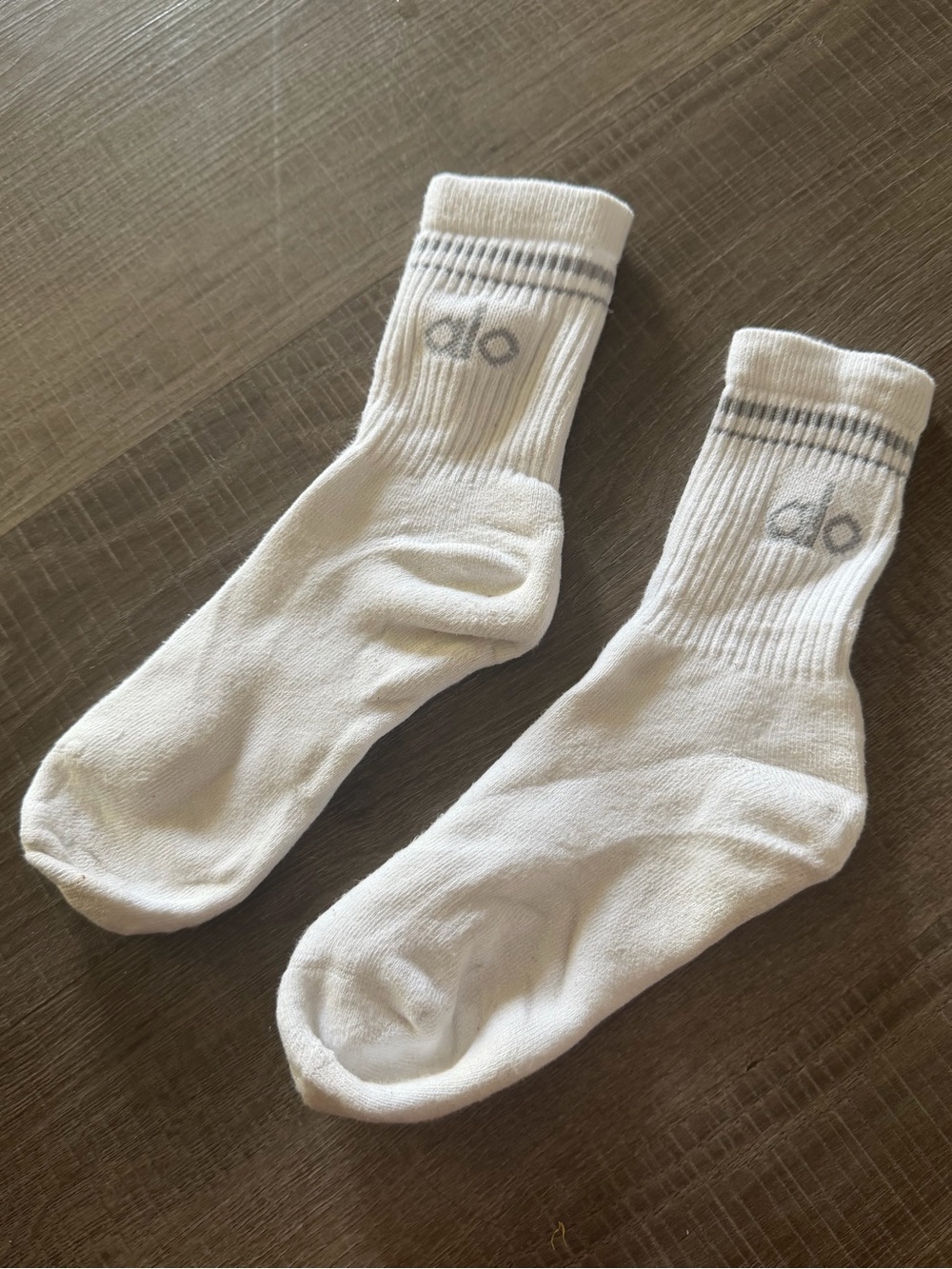 ALO Yoga White Crew Athletic Socks with Gray Logo Size M fits sizes 7.5 – 10.5 - Picture 3 of 4